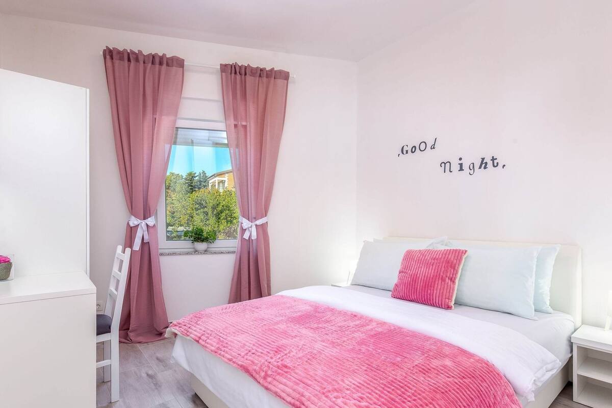 19 bedrooms, bed sheets