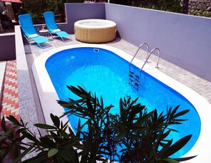 Una piscina techada, una piscina al aire libre