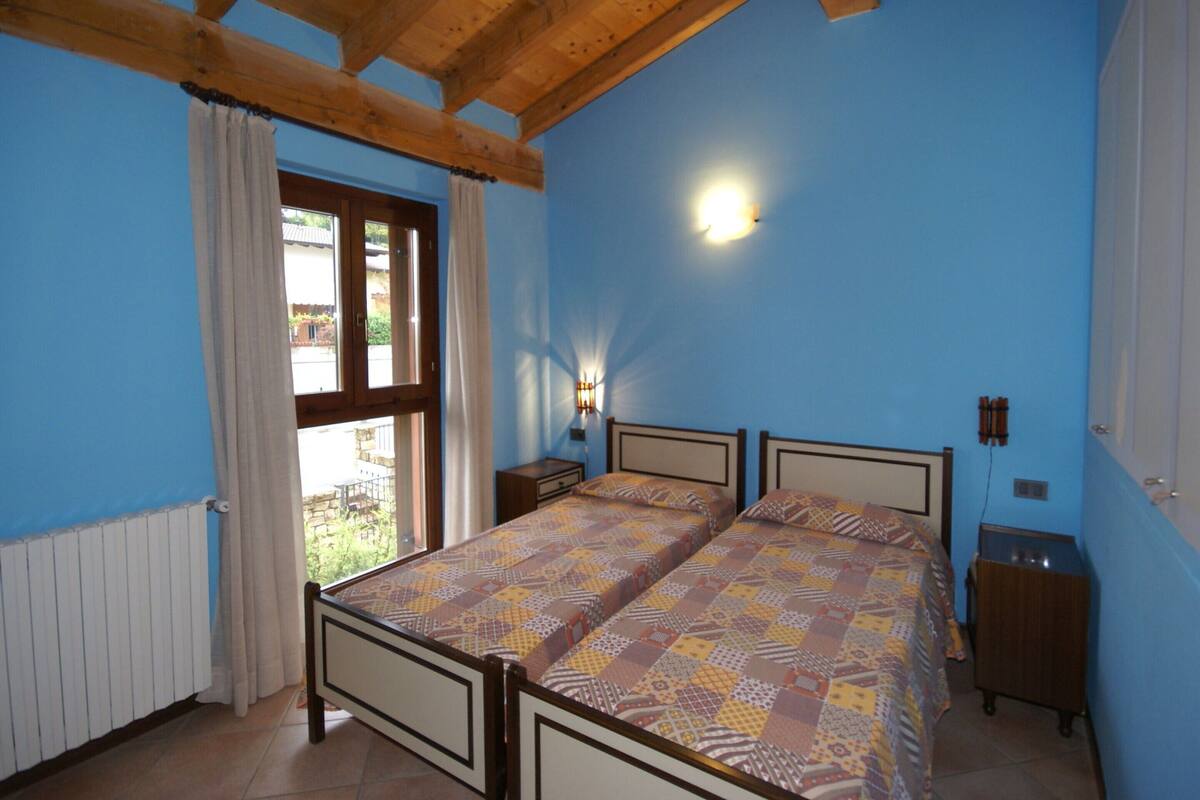 6 bedrooms, individually furnished, bed sheets