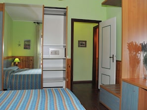 6 bedrooms, individually furnished, bed sheets - Idyllic Cottage Next to the Beautiful Lake Idro (Idro)