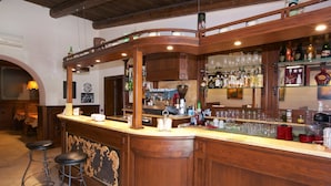 A bar area with stools, a counter, and shelves with bottles and glasses. - Apartments With a Shared Pool Near the Adriatic Sea (Barletta)