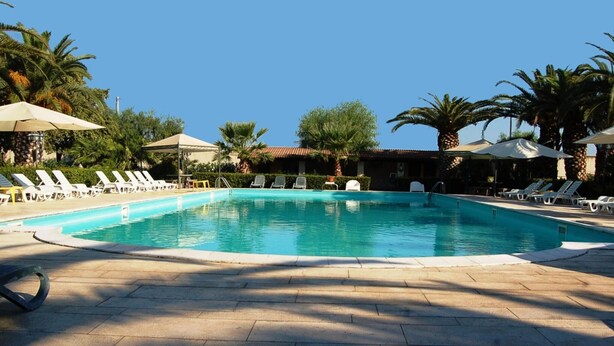 Pool - Apartments With a Shared Pool Near the Adriatic Sea (Barletta)