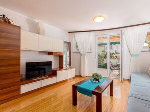 Classic Apartment, 3 Bedrooms | Living room