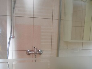 Bathroom - Delightful Apartment in Bastorf With Terrace (Bastorf)