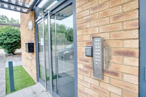 Classic Apartment, 1 Bedroom | Reception - Apartment in Milton Keynes Near Canary Karaoke (Milton Keynes)