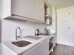 Classic Apartment, 1 Bedroom | Private kitchen | Fridge, microwave, stovetop, electric kettle - Apartment in Milton Keynes Near Canary Karaoke (Milton Keynes)