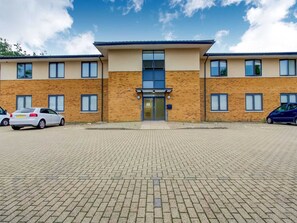 Exterior - Apartment in Milton Keynes Near Canary Karaoke (Milton Keynes)