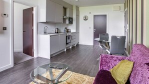 A modern apartment with a kitchen, dining area, and living room. - Apartment in Milton Keynes Near Canary Karaoke (Milton Keynes)