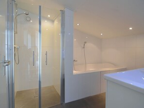 Combined shower/bathtub, hair dryer - Cozy Holiday Home in Olst-wijhe With Swimming Pool (Olst)