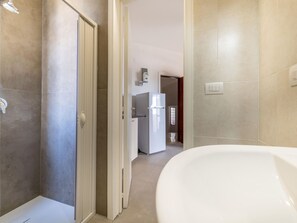 Comfort appartement, 2 slaapkamers | Badkamer | Een douche