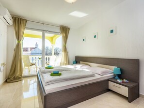 6 bedrooms, bed sheets - Contemporary Holiday Home in Dramalj With Swimming Pool (Crikvenica)