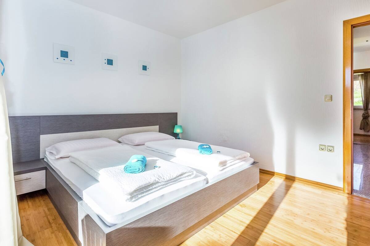 6 bedrooms, bed sheets