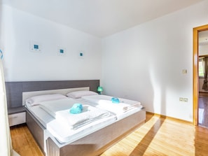 6 bedrooms, bed sheets - Contemporary Holiday Home in Dramalj With Swimming Pool (Crikvenica)