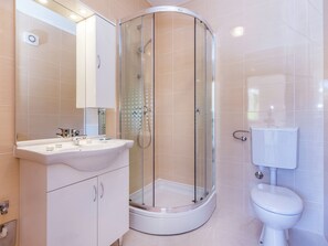 Classic House, 3 Bedrooms | Bathroom | Shower, hair dryer - Contemporary Holiday Home in Dramalj With Swimming Pool (Crikvenica)
