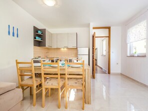 Maison classique, 3 chambres | Restauration
