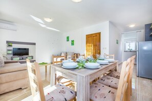 Comfort House, 4 Bedrooms | Dining - Contemporary Holiday Home in Dramalj With Swimming Pool (Crikvenica)
