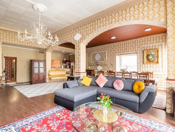 Comfort House, 2 Bedrooms | Living room - Cheerful Holiday Home in Kinheim With Mountain Views (Kinheim)