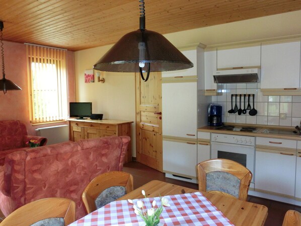 Classic House, 2 Bedrooms | Private kitchen