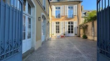 Vista frontal de la propiedad