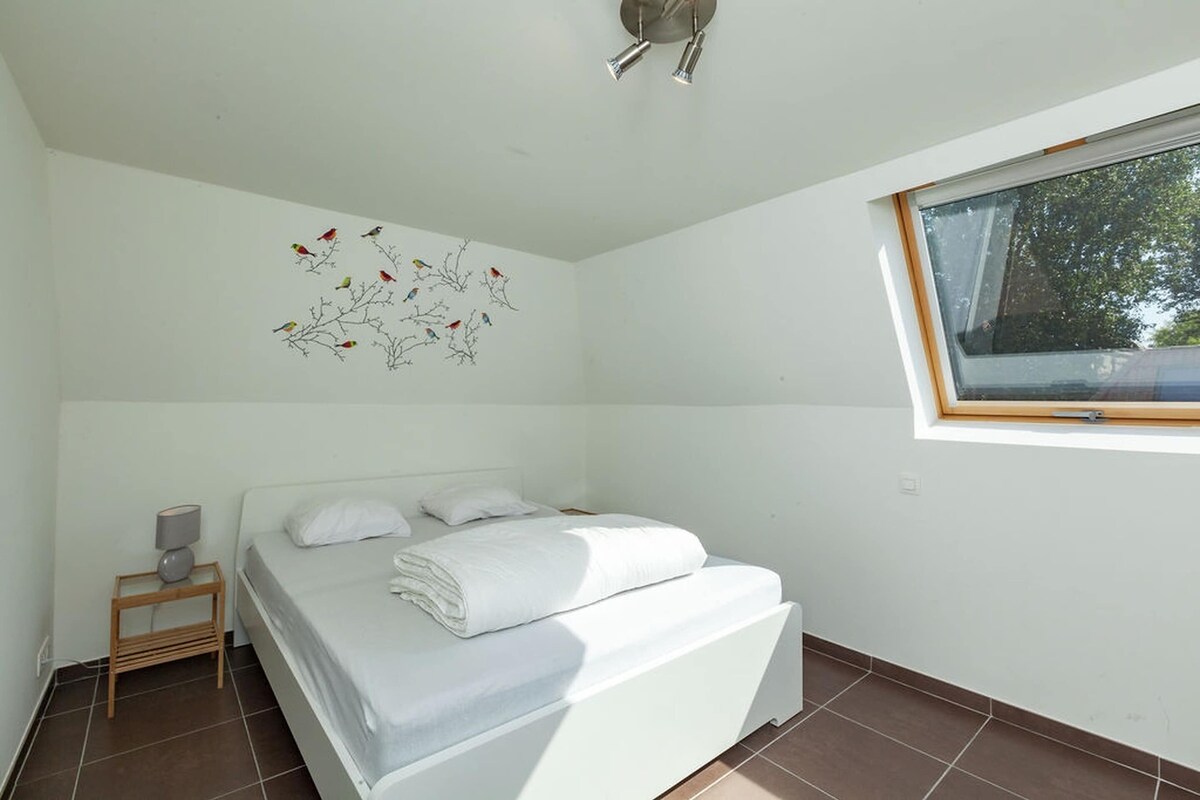 6 bedrooms, individually furnished, bed sheets