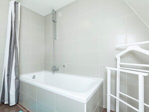 Classic House, 3 Bedrooms | Bathroom | Combined shower/tub