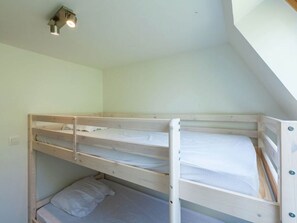 6 bedrooms, individually furnished, bed sheets