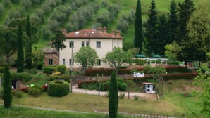 A large, two-story house with a garden and a small pond. - Beautiful Farmhouse in San Gimignano With Pool (San Gimignano)