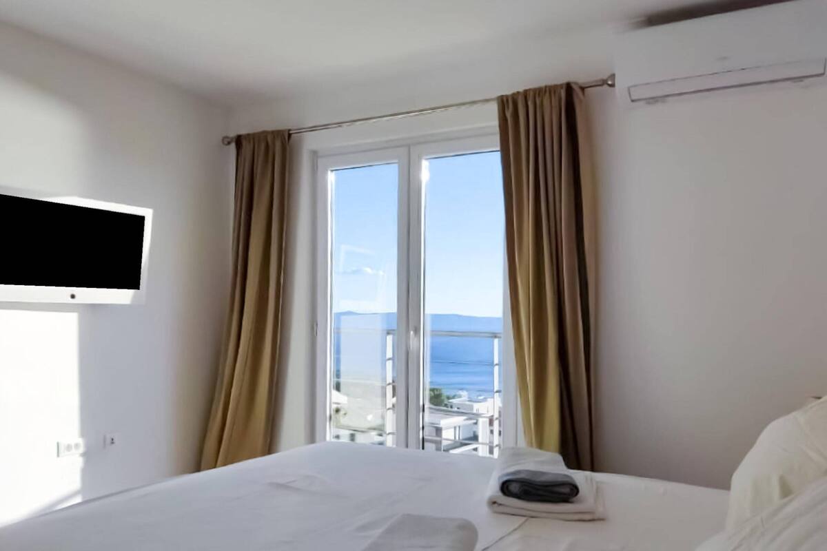 4 bedrooms, bed sheets