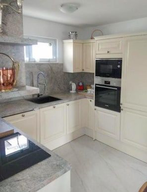 Private kitchen | Fridge, oven, coffee/tea maker, electric kettle