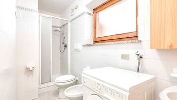 Comfort Chalet, 2 Bedrooms | Bathroom | Shower