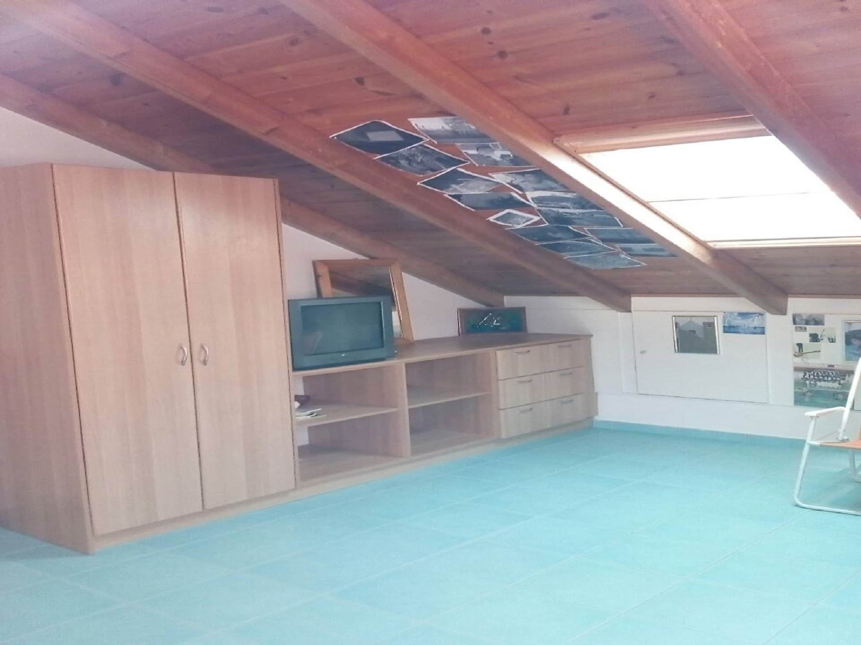 6 bedrooms, individually furnished, bed sheets