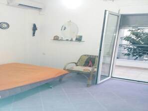 6 bedrooms, individually furnished, bed sheets