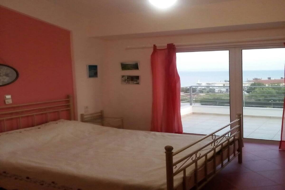 6 bedrooms, individually furnished, bed sheets