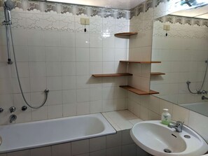 Combined shower/bathtub - Apartment in Roma Near San Giovanni Train Station (Rome)