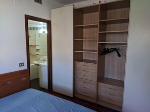 Klassiek appartement, 2 slaapkamers | 1 slaapkamer, beddengoed