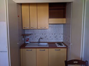 Een koelkast, een microgolfoven