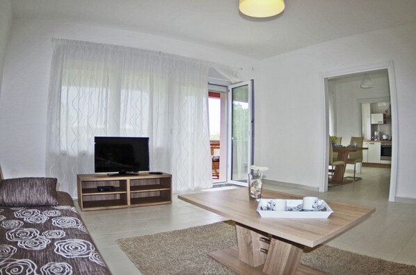 Classic Apartment, 3 Bedrooms | Living room - Spacious Apartment in Rakalj With Garden (Marcana)