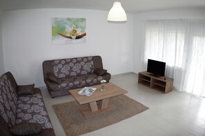 Classic Apartment, 3 Bedrooms | Living room - Spacious Apartment in Rakalj With Garden (Marcana)