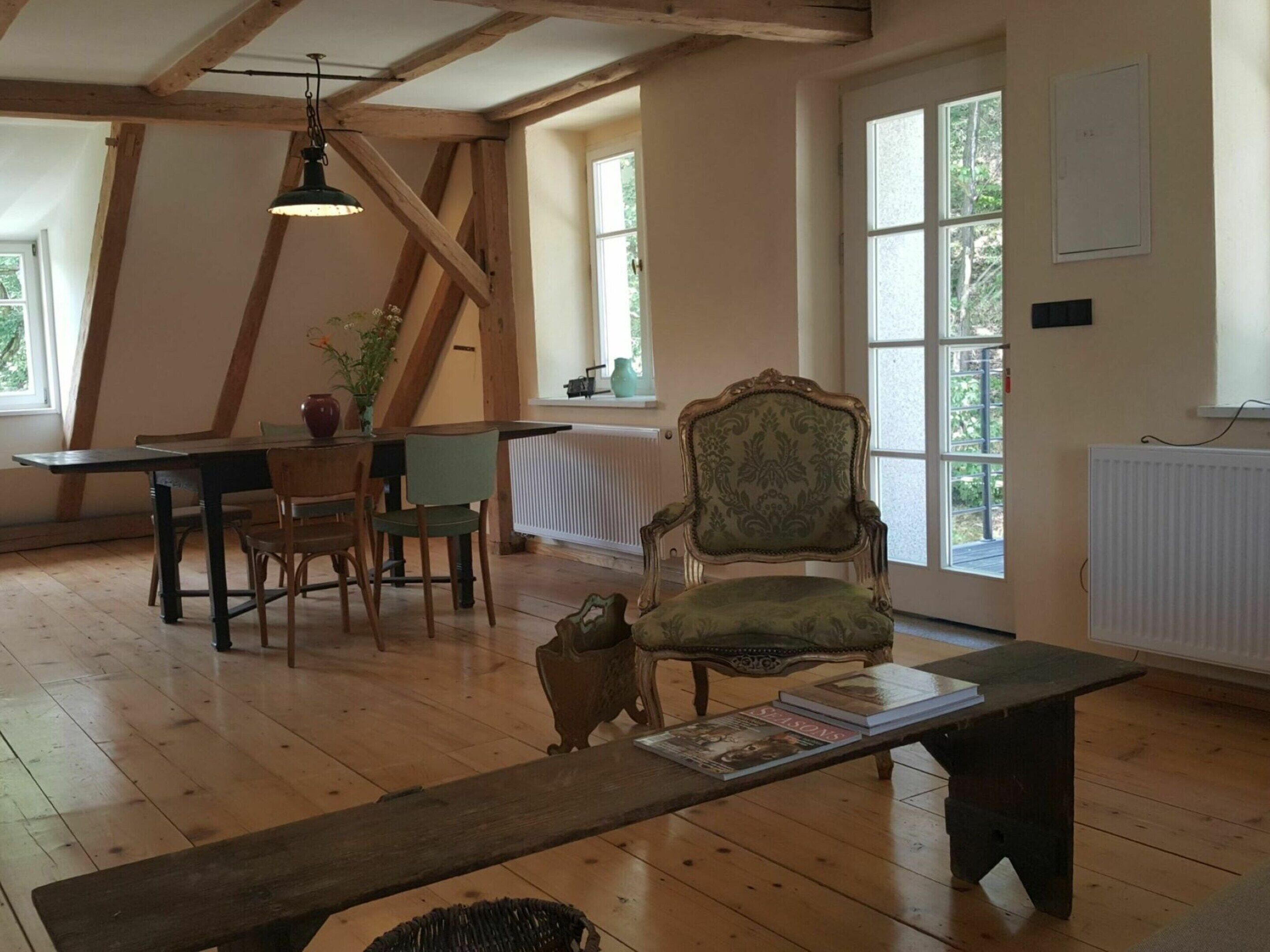 Maison Classique, 3 chambres | Salle de séjour | Cheminée