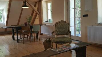 Maison Classique, 3 chambres | Salle de séjour | Cheminée