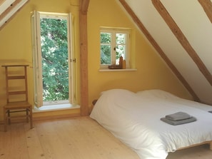 4 chambres, ameublement unique, fer et planche à repasser