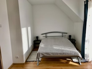 コンフォート ハウス 3 ベッドルーム | 4 室のベッドルーム、客室ごとに異なるインテリア、アイロン / アイロン台、ベッドシーツ