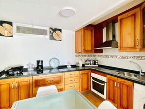 Refrigerador, microondas, horno, cafetera/tetera