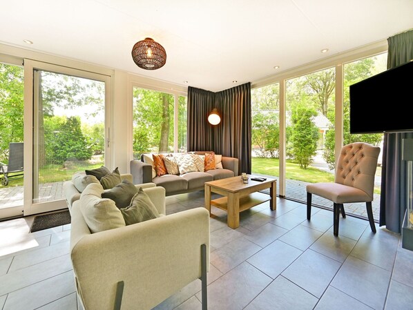 Classic House, 3 Bedrooms | Living room