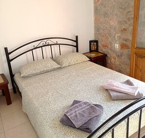 4 bedrooms, bed sheets