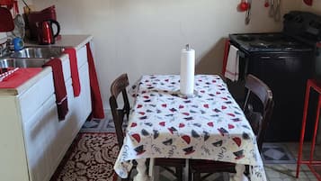 Apartment, 1 Bedroom, Garden View | Dining room