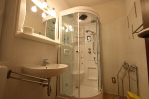 Comfort House, 4 Bedrooms | Bathroom