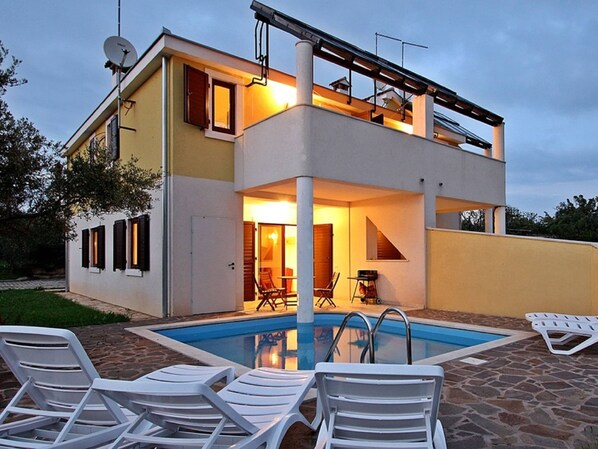 Casa Confort, 4 habitaciones | Piscina | Una piscina cubierta, una piscina al aire libre