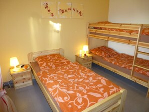 5 bedrooms, individually furnished, iron/ironing board - Relaxing Holiday Home in Willersdorf in the Forest (Frankenberg)