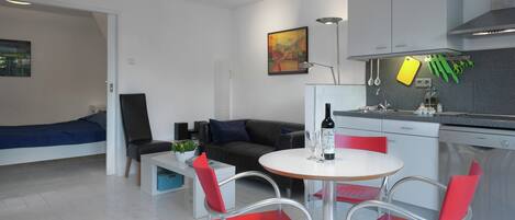 Classic House, 2 Bedrooms | Dining